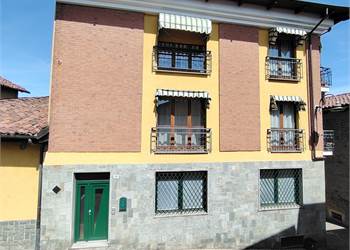 CASA BIFAMILIARE IN CENTRO PAESE